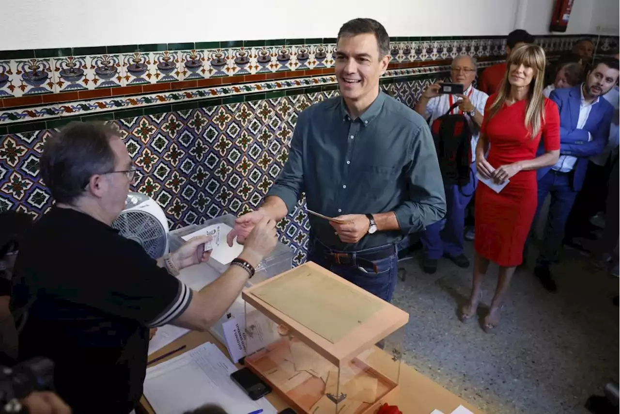 España celebra reñidos comicios; en juego el cargo de Pedro Sánchez