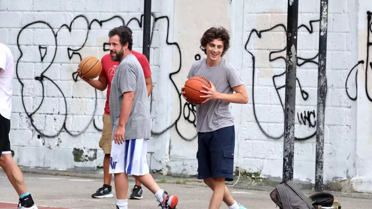 Timothée Chalamet e Adam Sandler cestisti per un giorno a New York