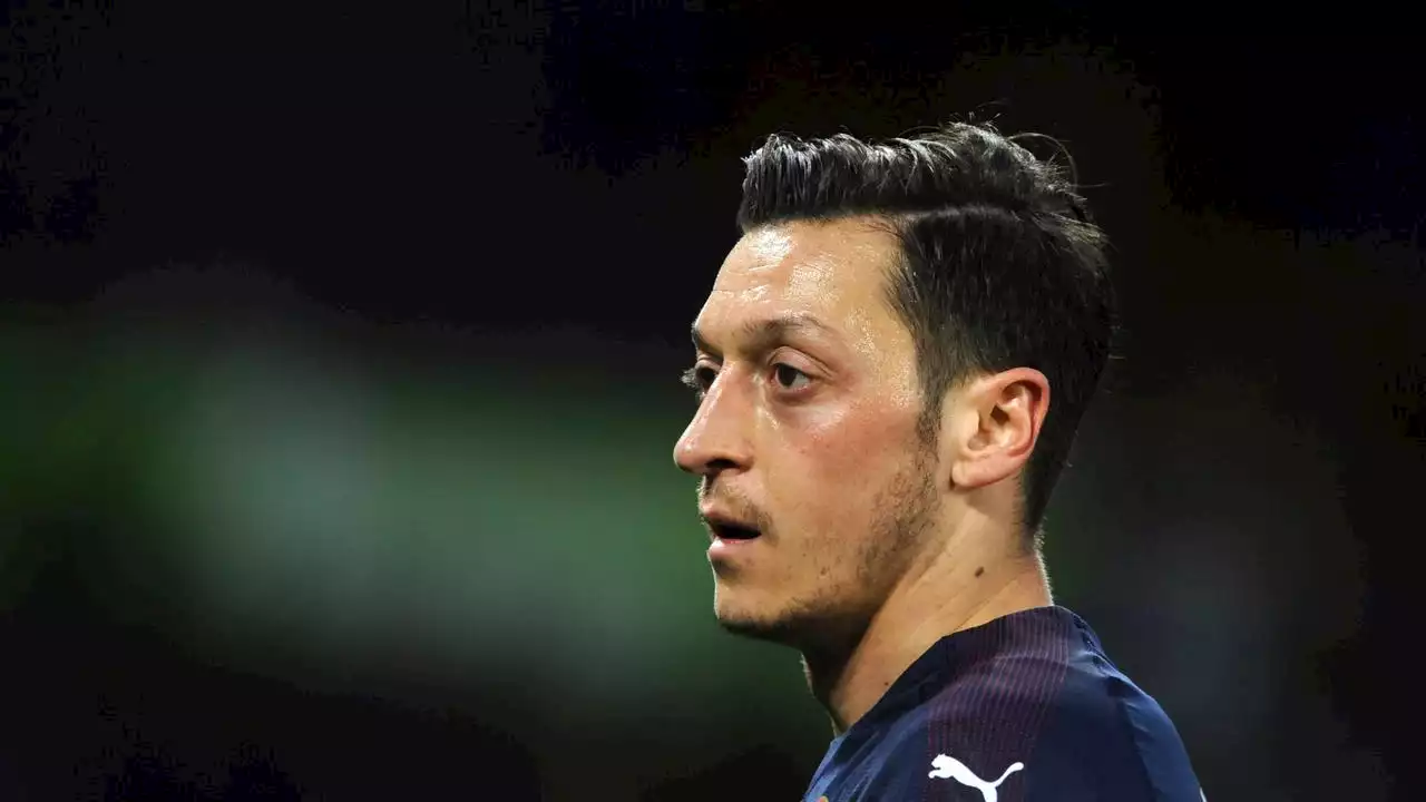 'Graue Wölfe': Fotos von Özil mit Tattoo sorgen für Empörung