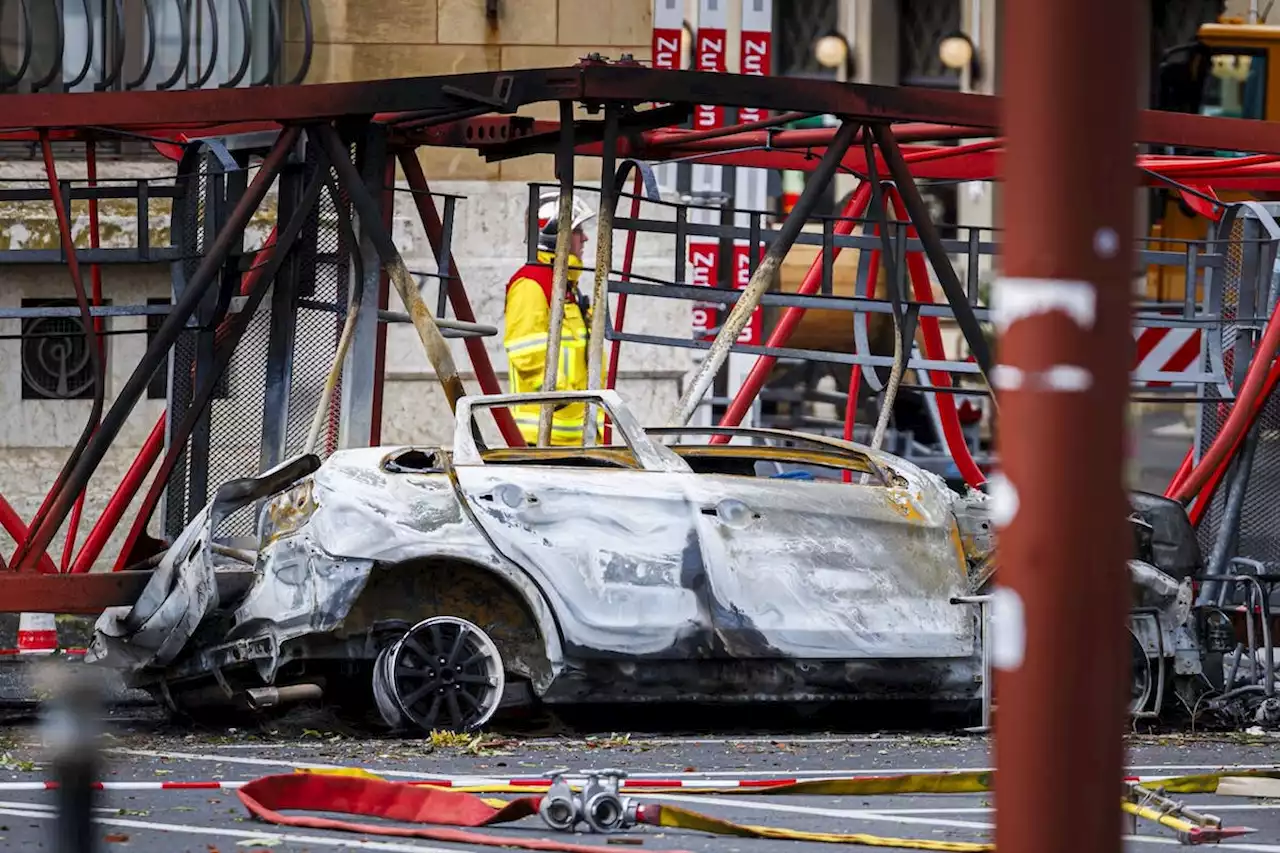 Zerstörte Autos, entwurzelte Bäume, abgedeckte Dächer