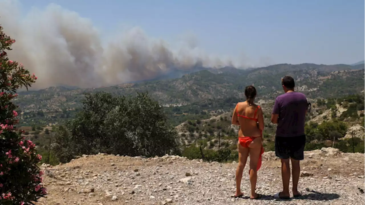 Sådan er dine rettigheder, hvis du er på ferie et sted med skovbrand