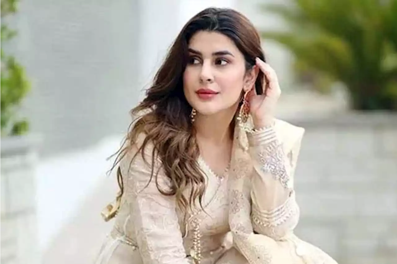 غیر اخلاقی الزامات پر اداکارہ کبریٰ خان سوشل میڈیا صارفین پر برہم