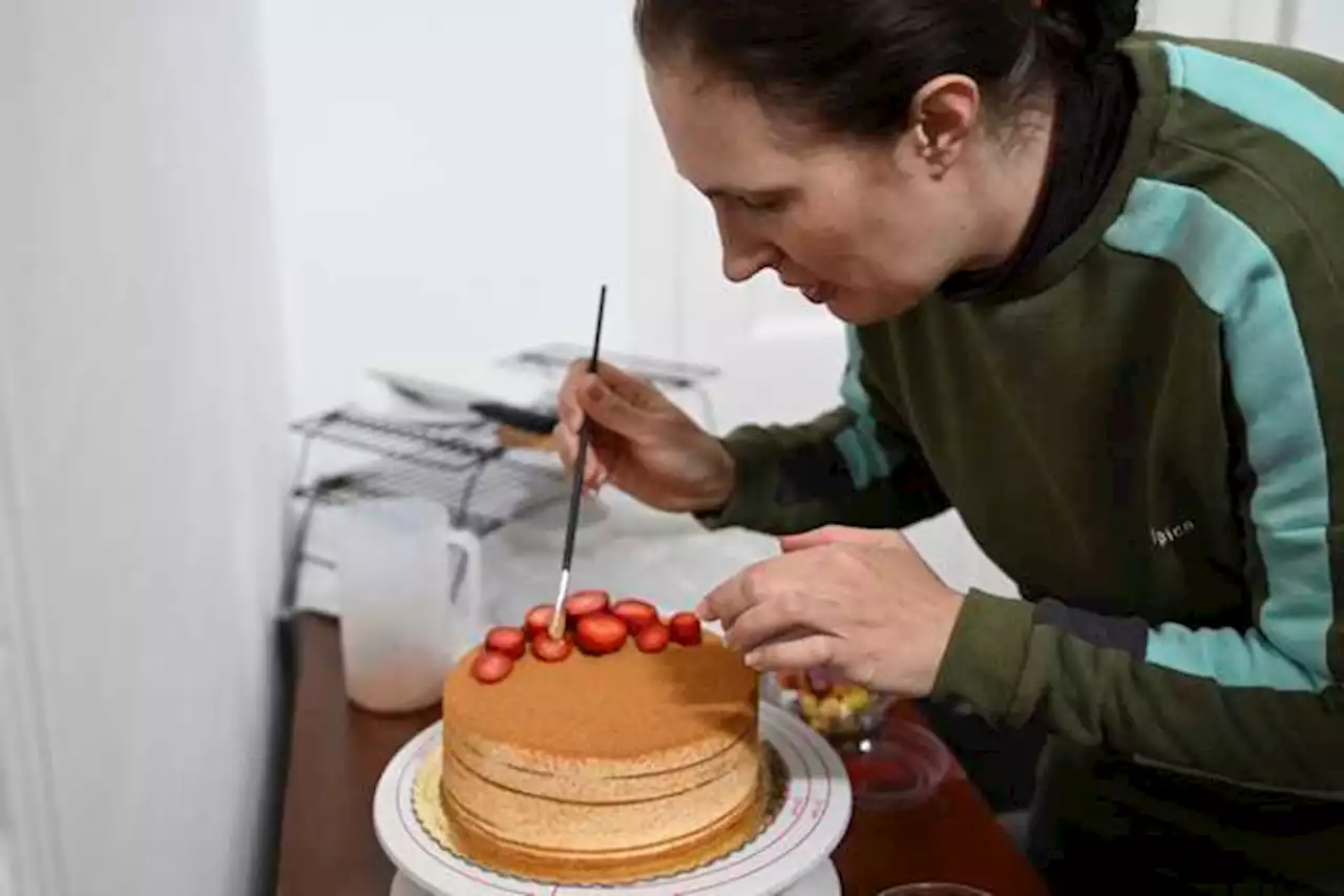 Del “dolor” de la guerra a la pastelería: nueva vida para exdiplomática rusa.