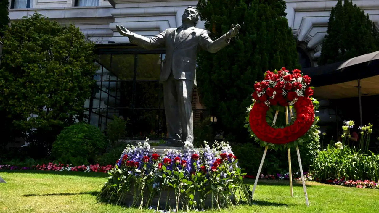 Tony Bennett Remembered by Fans With Memorials Across The Country