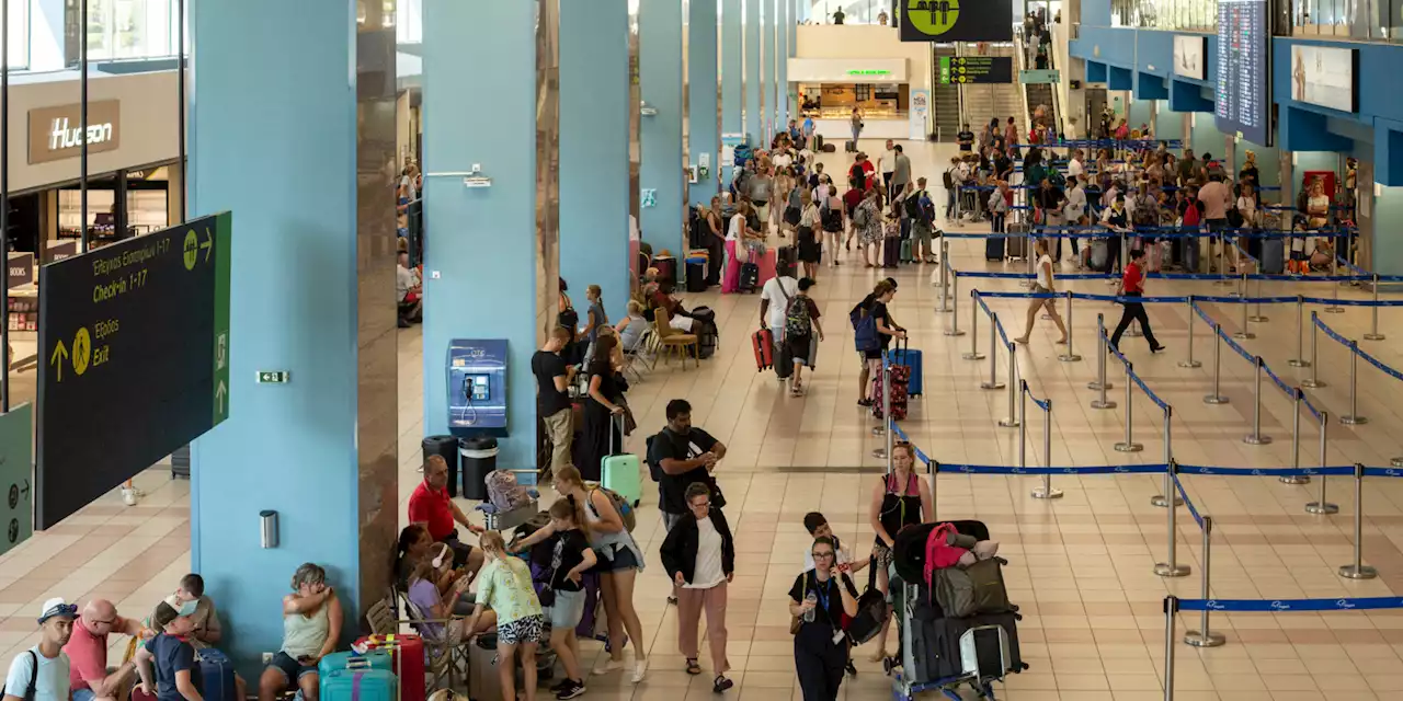 Grèce : des touristes français bloqués à l'aéroport de Rhodes après avoir fui les flammes