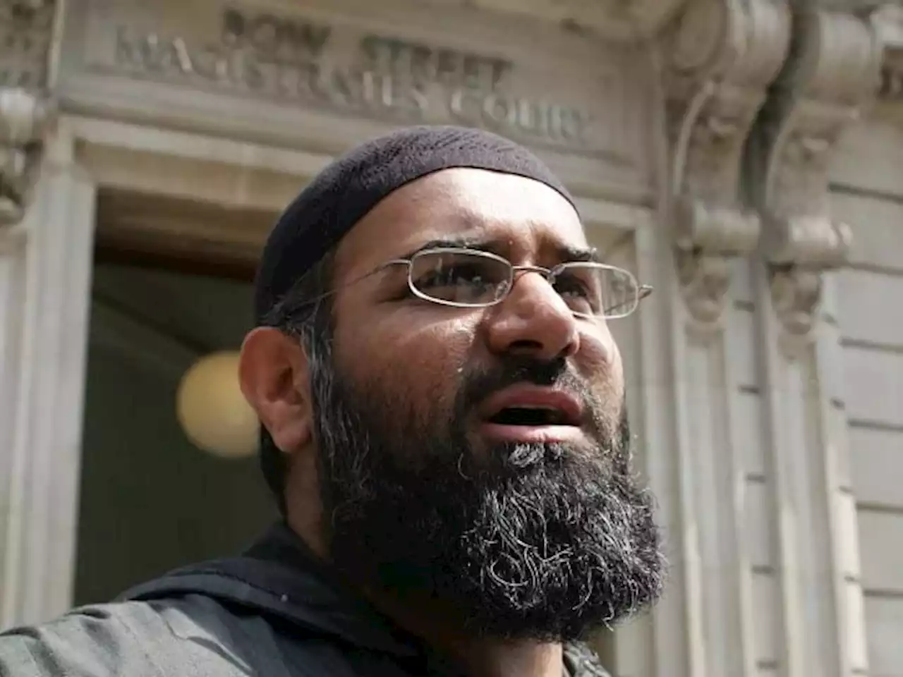 گرفتار برطانوی مبلغ انجم چوہدری پر ’دہشت گردی‘ کے الزامات عائد - ایکسپریس اردو
