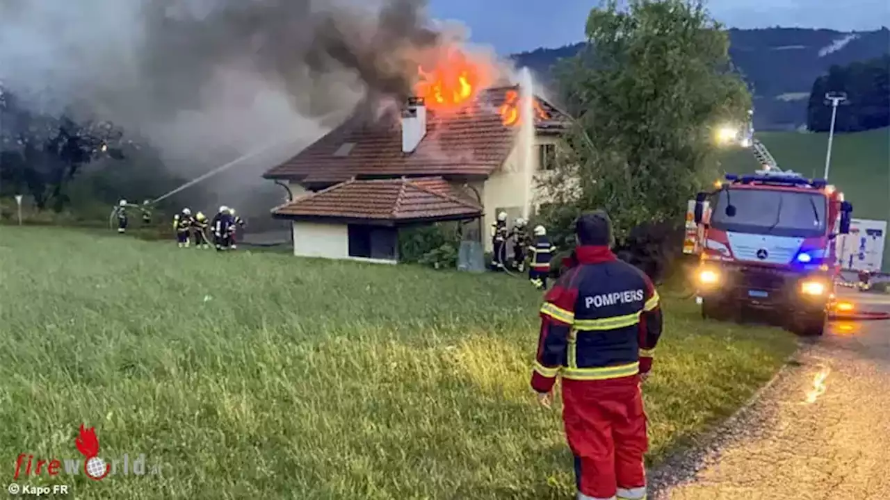 Schweiz: Blitz setzt Wohnhaus-Dachstuhl in Grattavache in Brand