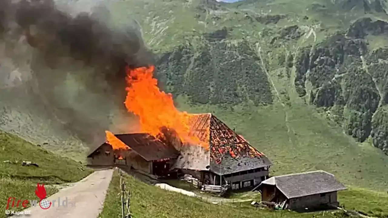 Schweiz: Brennende Almhütte bei Diemtigen mit Hubschrauberunterstützung gelöscht