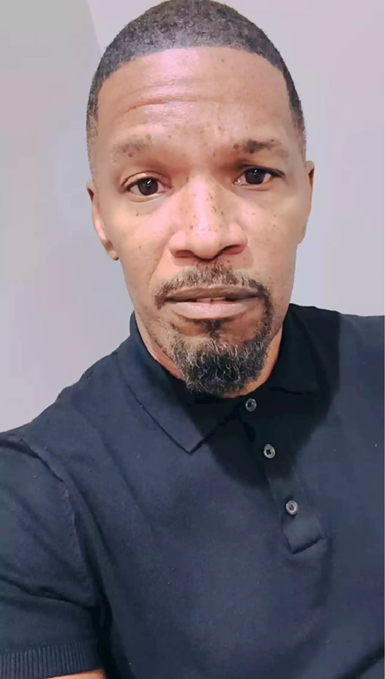 Jamie Foxx diz que está 'no caminho de volta' após doença, graças à família