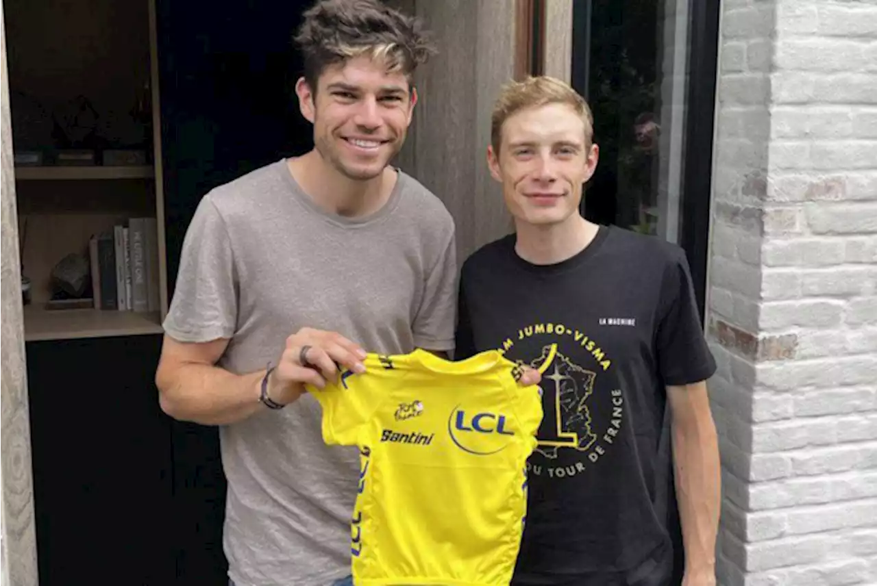 Jonas Vingegaard passeert met babycadeau bij Wout van Aert: mini-gele trui voor Jerome