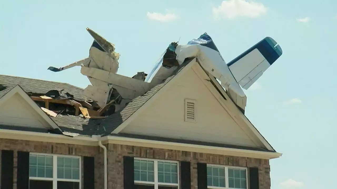 Kleinflugzeug kracht in Wohnhaus in Texas