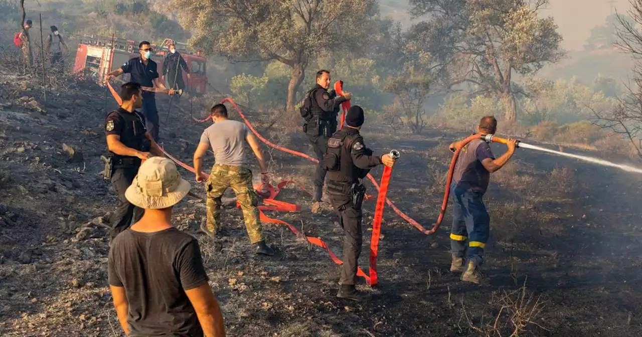 Grèce : à Rhodes, en proie aux flammes, des touristes effrayés et des habitants désemparés