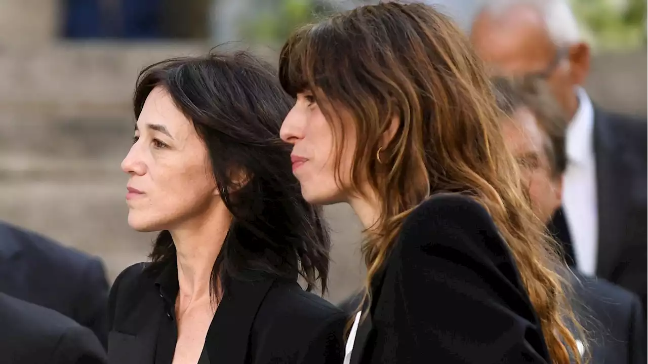 Charlotte Gainsbourg et Lou Doillon portent le cercueil de Jane Birkin à ses obsèques