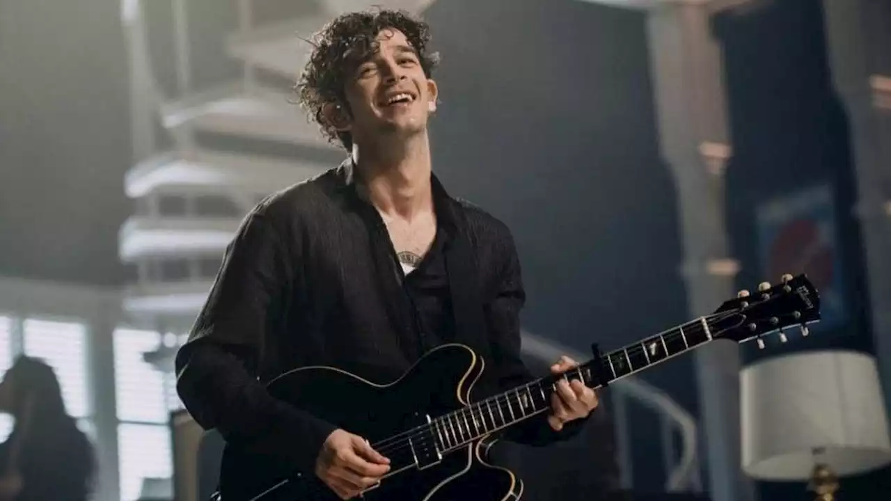 Vokalis The 1975 Matty Healy Tuai Kontroversi, Video Lama Ungkap Keinginan Bikin Merchandise Hijab Jadi Sorotan