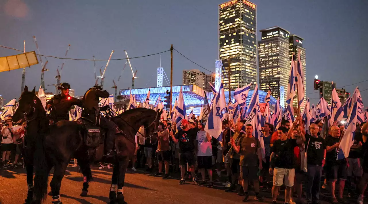 Israele, manifestanti bloccano l'autostrada dopo ok alla riforma giudiziaria