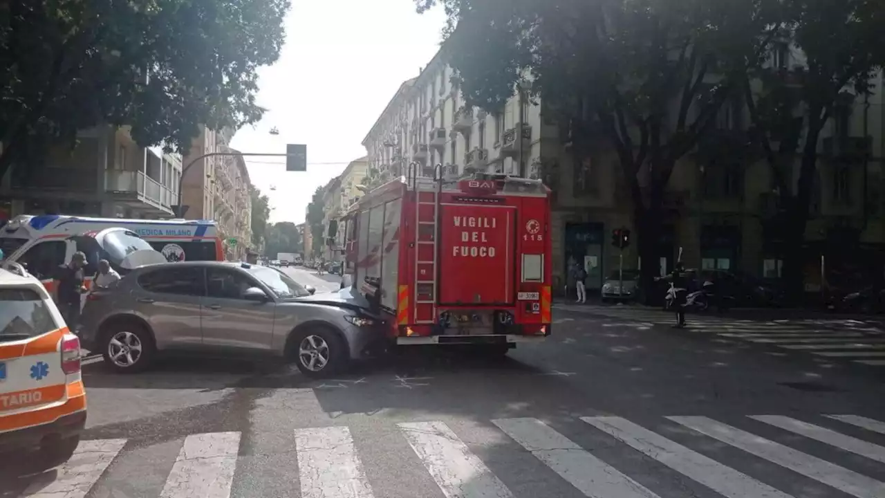 Milano, incidente per l'auto di scorta di Ignazio La Russa: finisce contro un camion dei pompieri