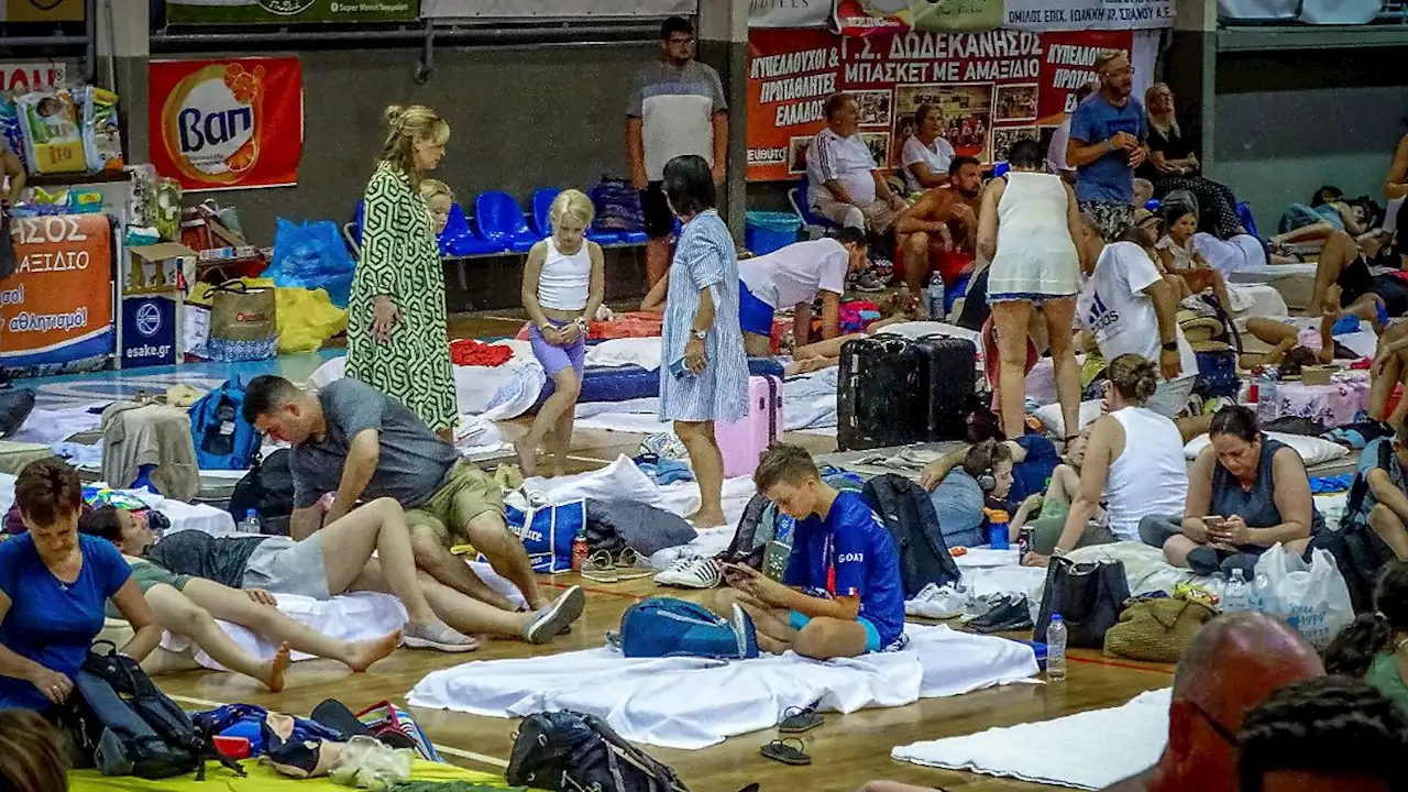 Tausende Touristen verbringen zweite Nacht in Hallen