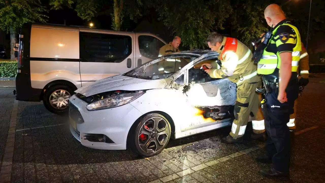 112-nieuws: auto Rosmalen brandt uit • kostbaar drugstransport onderschept