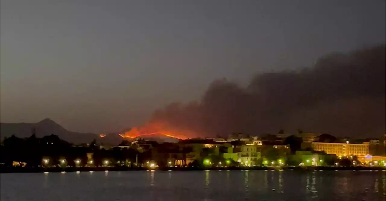 Thousands of tourists fly home as wildfires rage in Greece