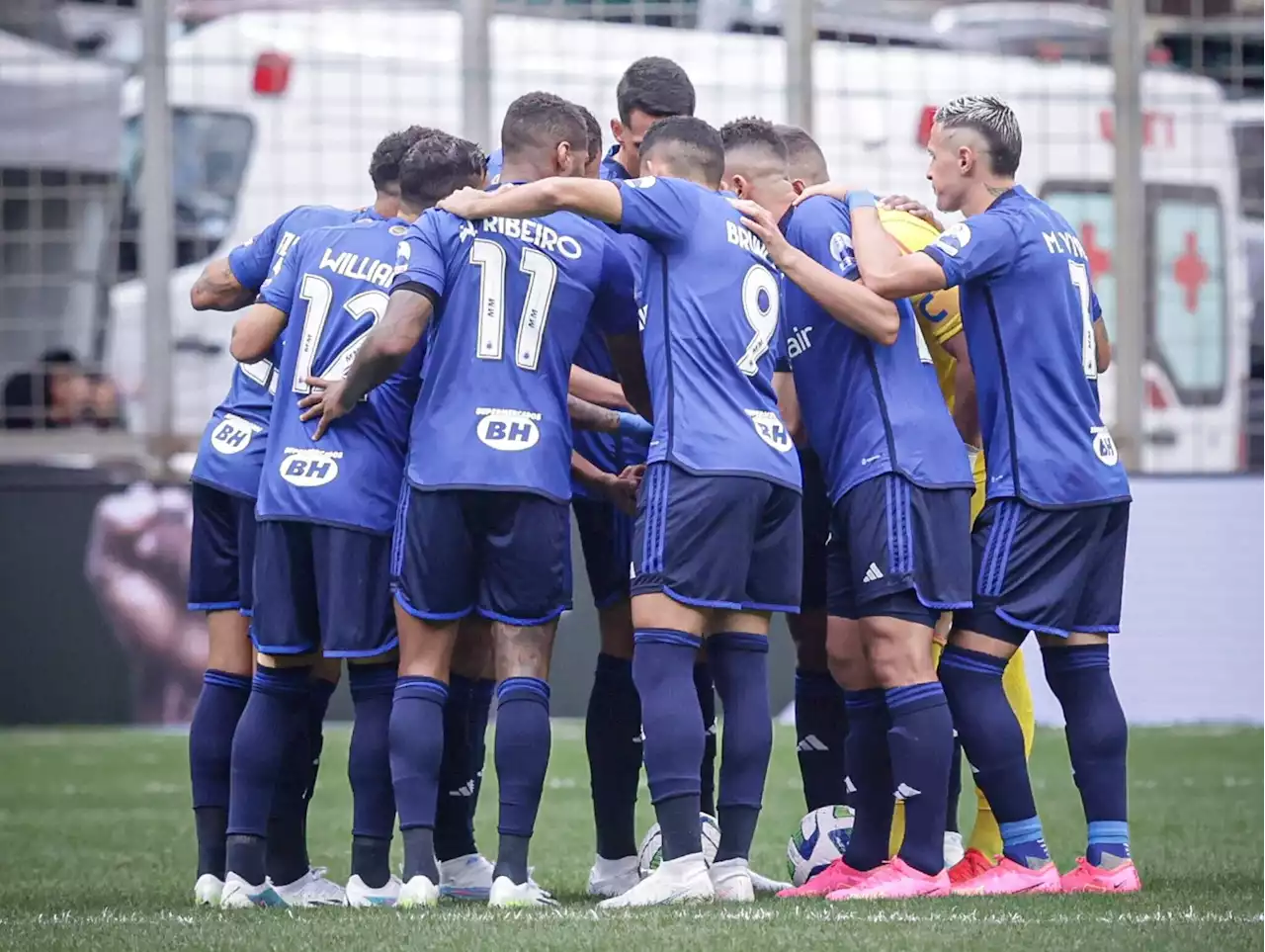 Goiás surpreende o Cruzeiro e sai da zona de rebaixamento do Brasileirão