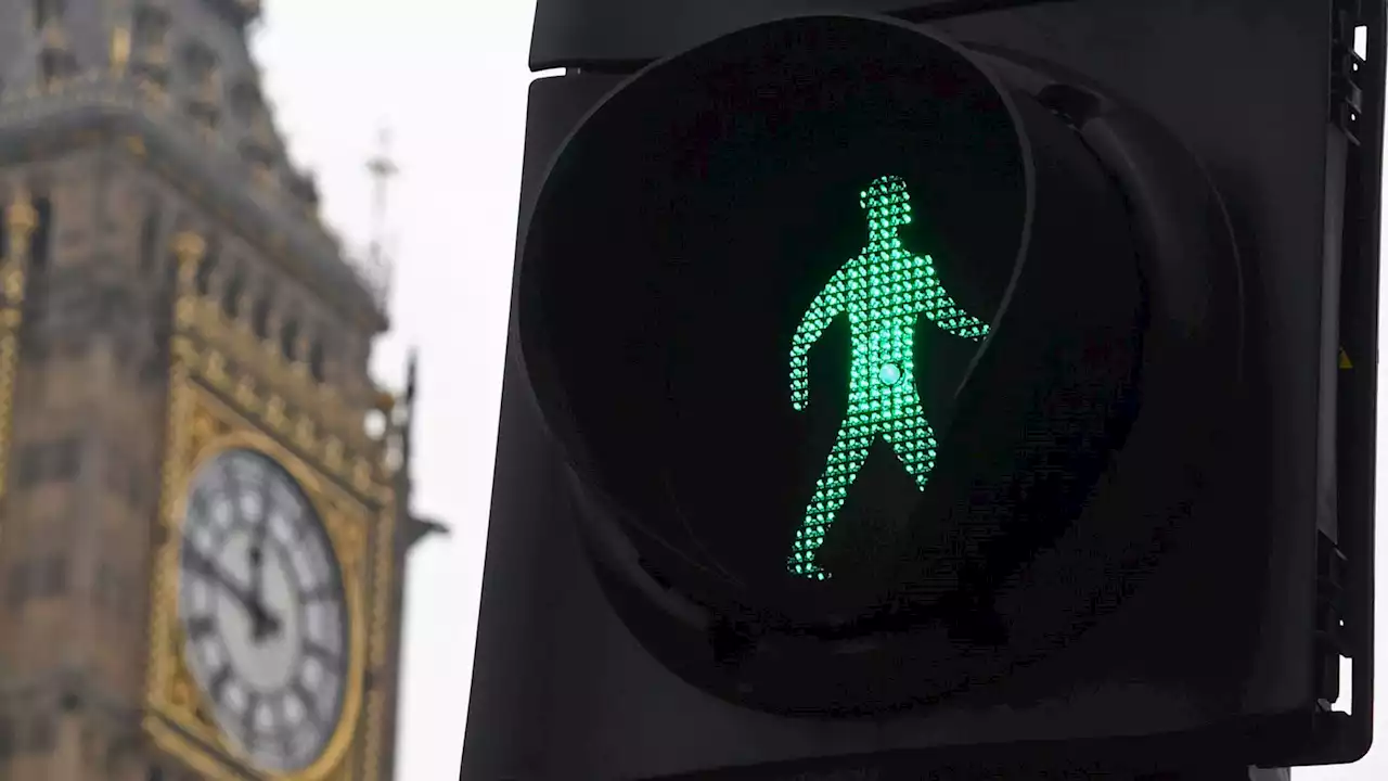 Pedestrians to have extra second at green man to cross road