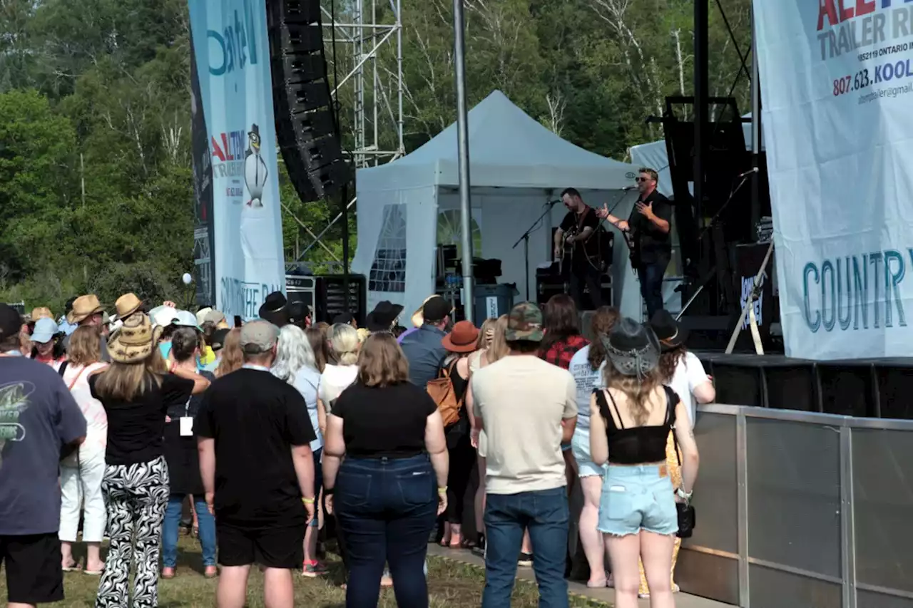 Thousands attend Country on the Bay festival