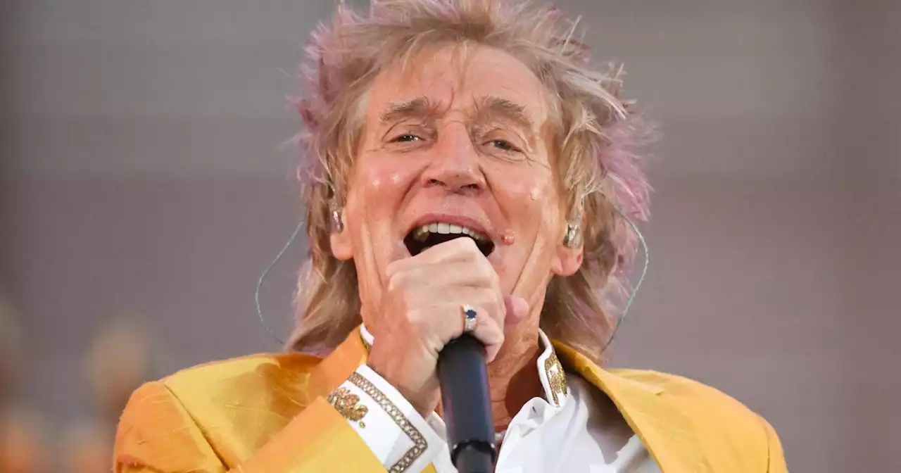 Rod Stewart is a proud 'granddad down the middle' in adorable picture