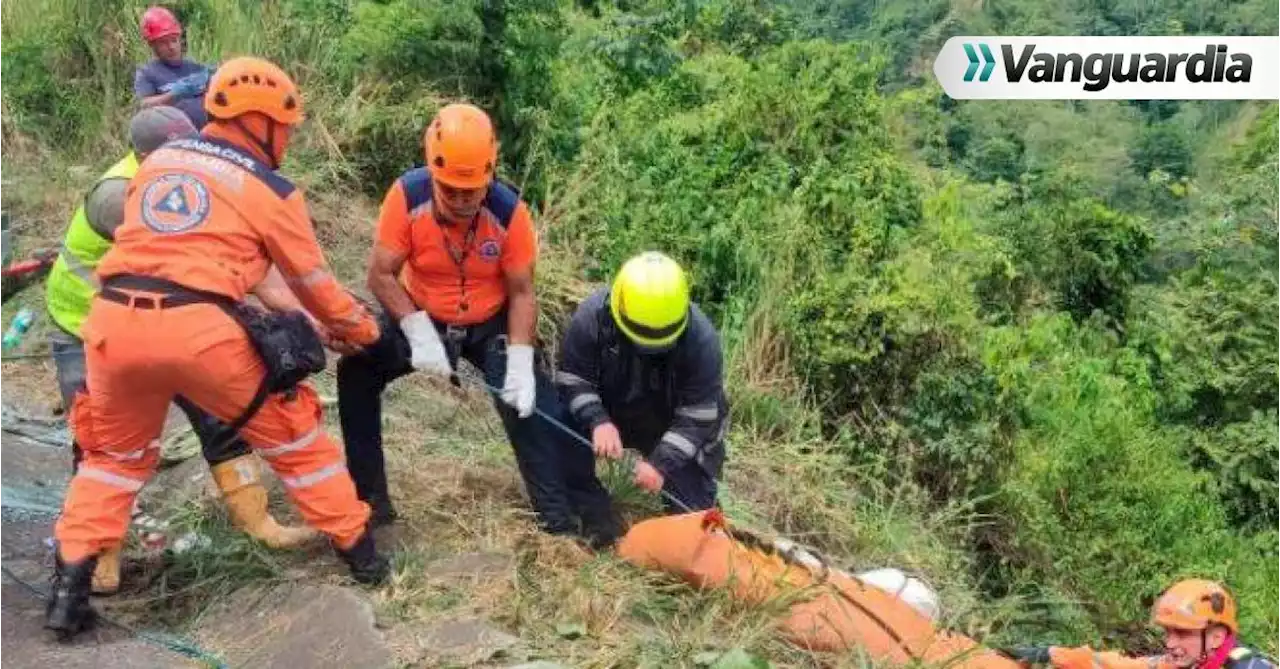 Familiares reclaman los cuerpos de las víctimas del accidente de bus con migrantes en Santander