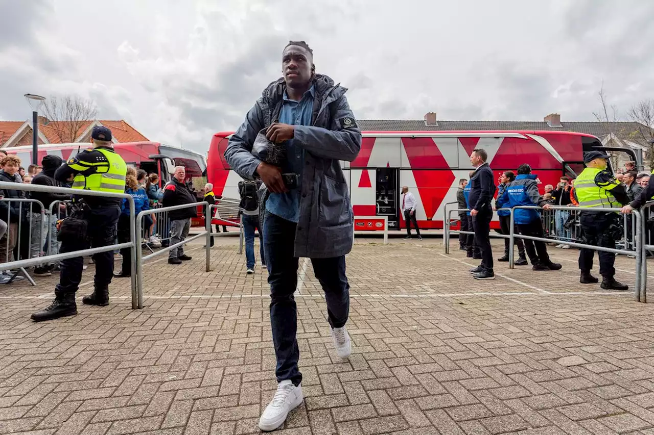 Ajax laat Bassey thuis in afwachting van transfer naar Fulham