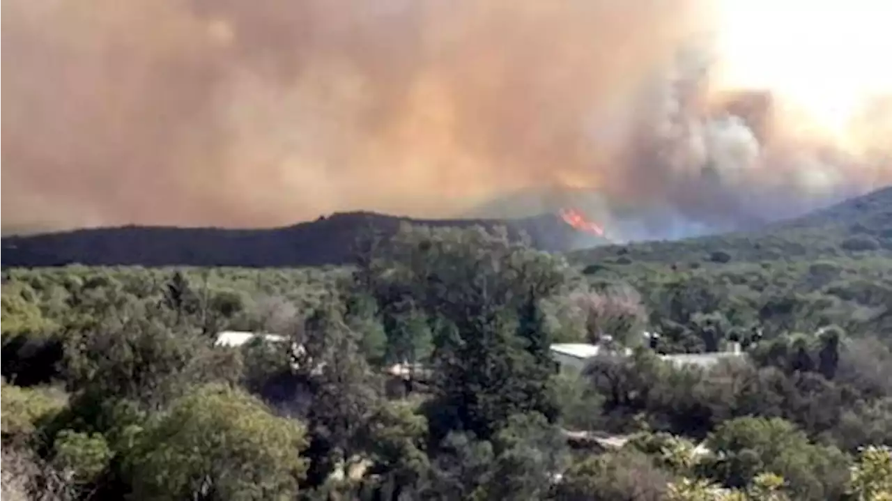 Continúa el combate del incendio forestal en la zona del Cerro Uritorco