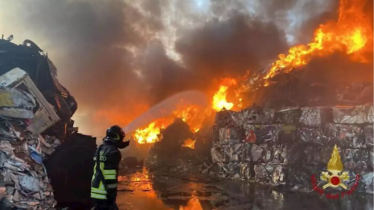 Incendio attorno all'aeroporto di Palermo, chiuso lo scalo - Notizie - Ansa.it