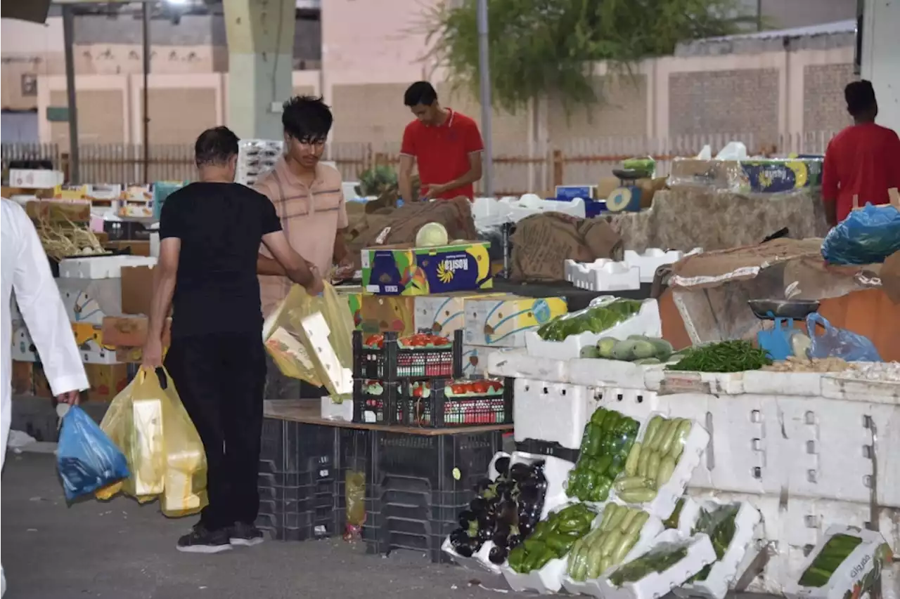 بائعو 'القطيف' يشكون غياب التكييفات.. والنقل لـ'السوق الجديد' مطلب عاجل