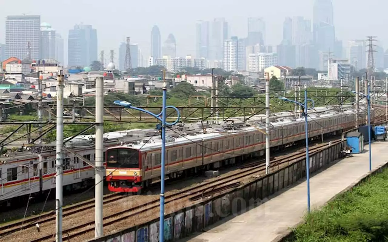 Truk Tabrak Tiang Listrik, KRL Rangkasbitung-Tanah Abang Terganggu