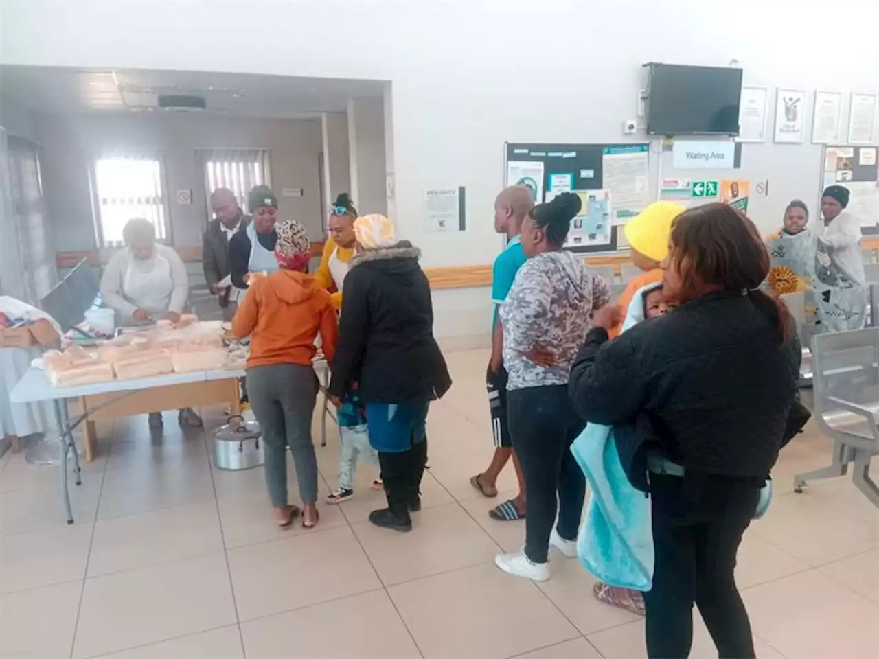 Ward committee member feeds patients soup for Mandela Day | African Reporter