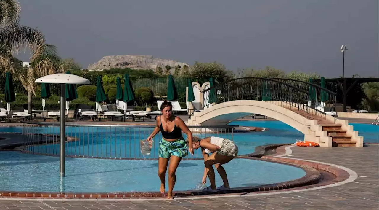 Rhodos-Touristen helfen beim Löschen mit Wasser aus dem Pool