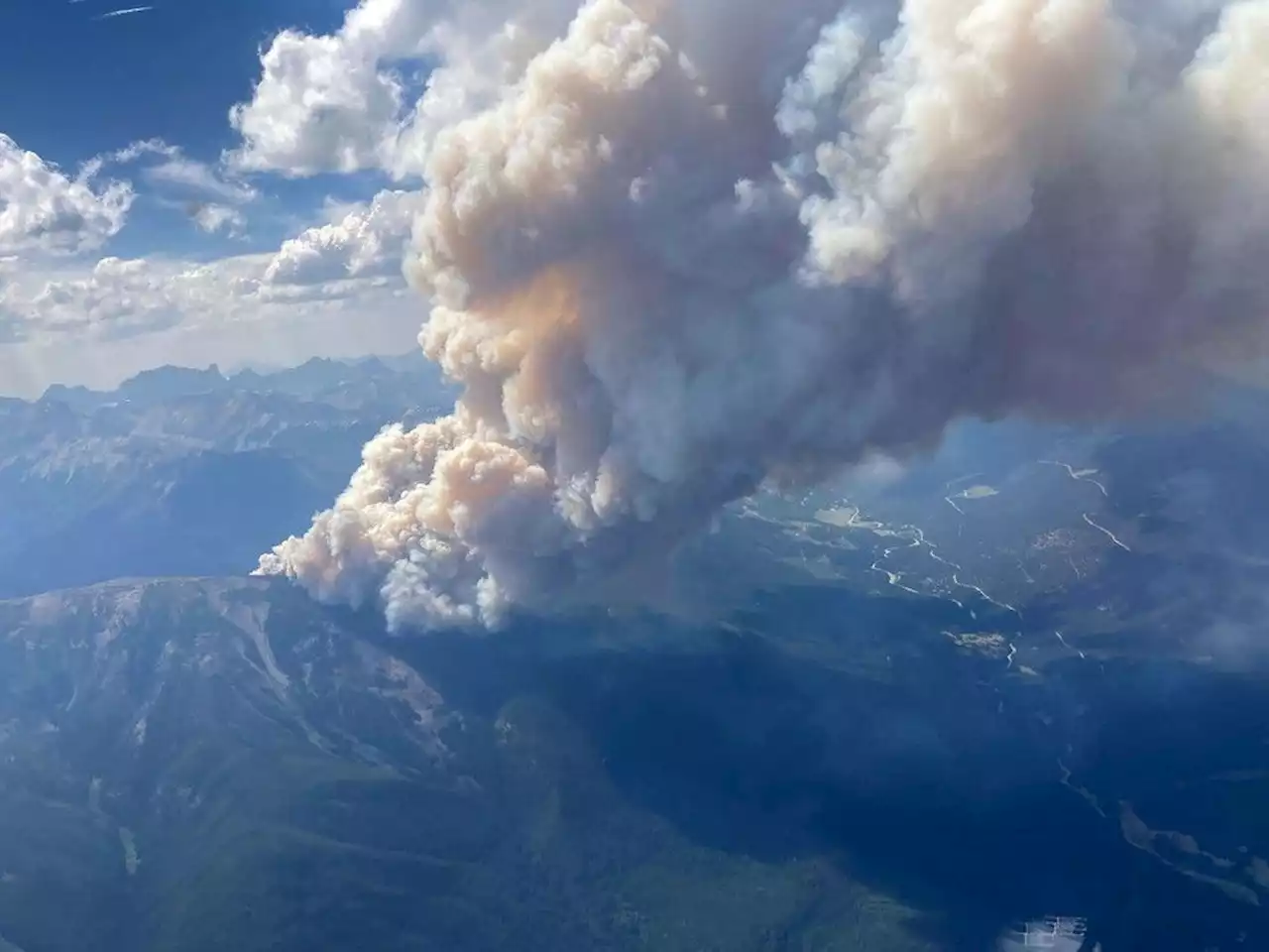 Over 1,000 properties on evacuation alert after wildfire breaks out near Invermere, Radium Hot Springs