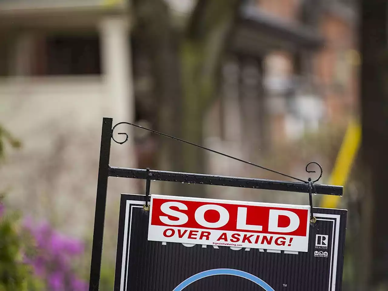 'Torrid' housing market rebound to boost growth in Ontario, B.C, economists say