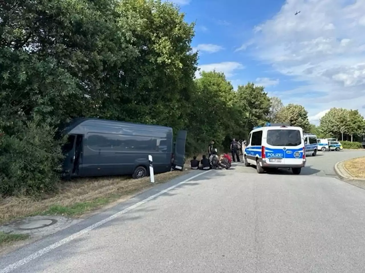 Böschung bremst Schleuserfahrzeug, in diesem mussten sich zuvor über 30 Migranten die Ladefläche im Stehen teilen