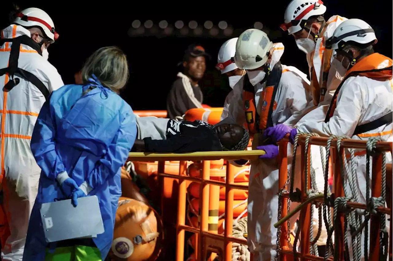 Equipes da Espanha resgatam barco com 84 imigrantes próximo às Ilhas Canárias