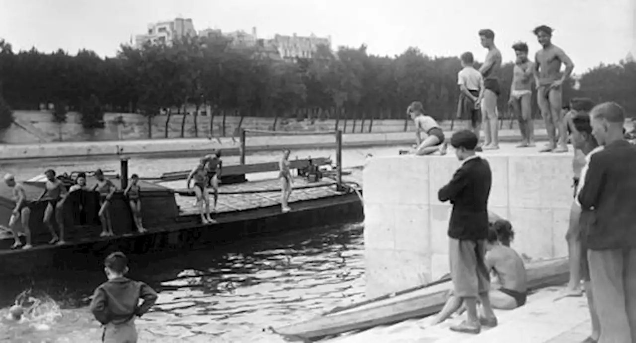 Parigi, bracciate sotto la Tour Eiffel: la Senna ora è più pulita e il fiume riapre ai bagnanti