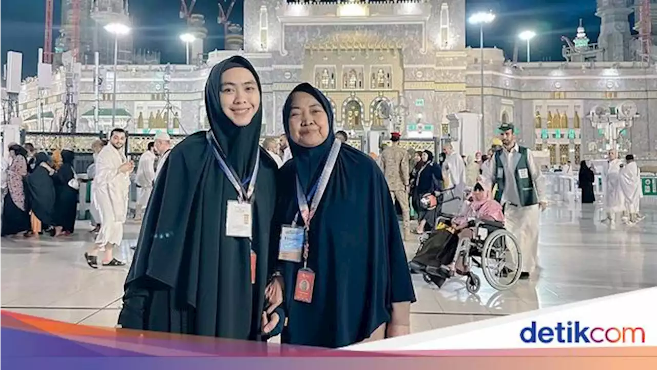 Oki Setiana Dewi Berencana Tinggal di Makkah saat Ibu Masuk ICU