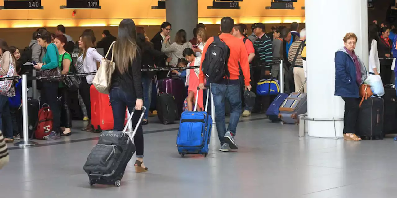 En Colombia, mientras pasajeros aéreos internacionales crecen los viajeros locales caen