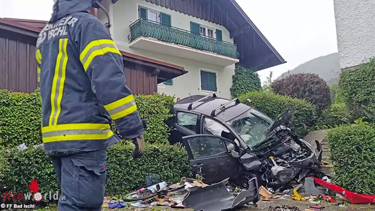 Oö: Hybridfahrzeug gab Gas, ließ sich nicht mehr bremsen und kracht über Gartenmauer auf Hausstiege