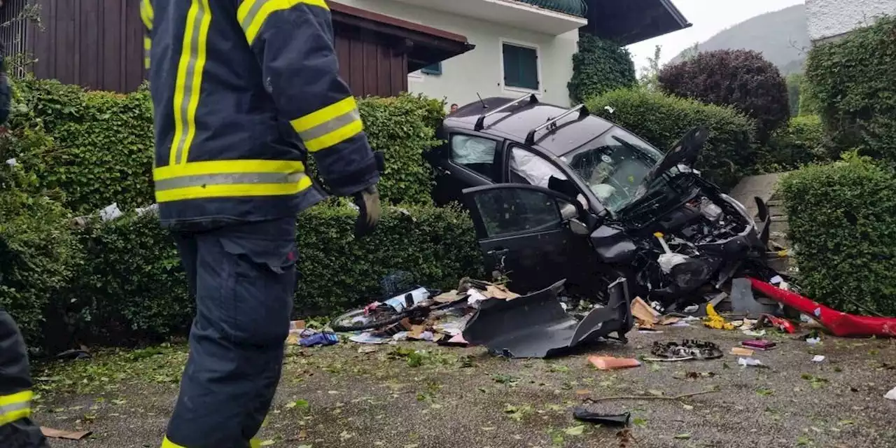 'Auto gab Gas' – Hybrid segelt nach Unfall über Hecke