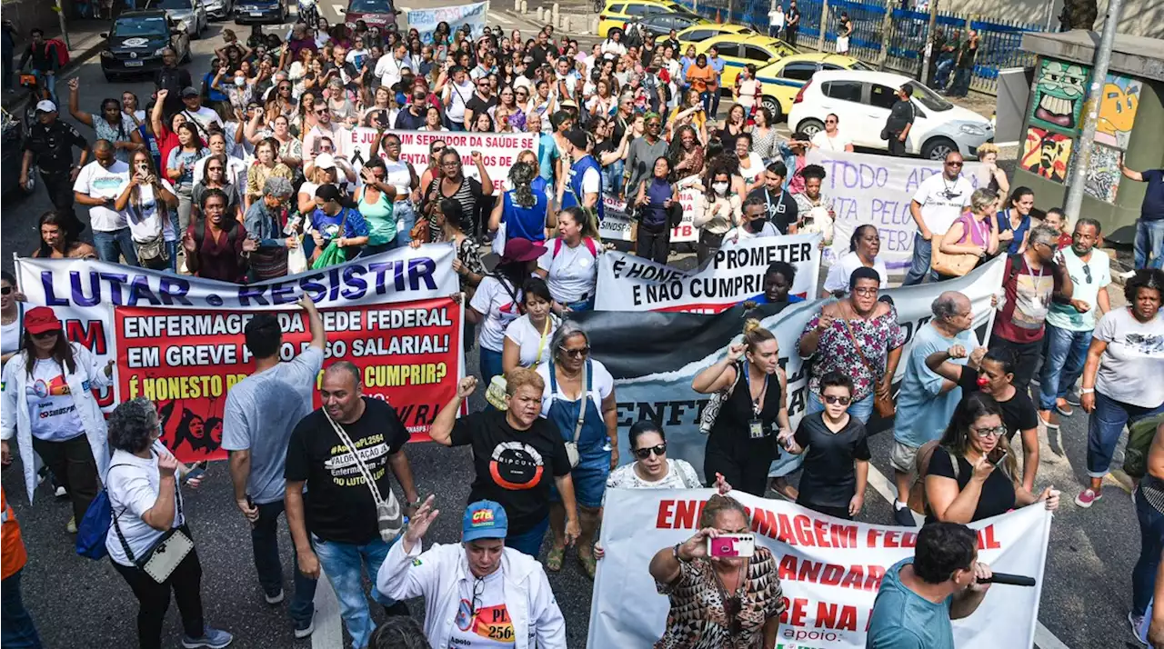 Funcionários da saúde protestam em frente à casa do secretário municipal de Saúde do Rio