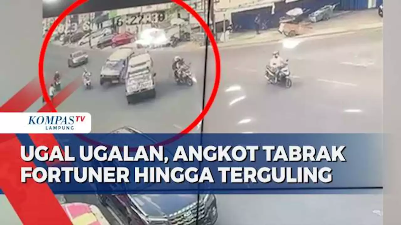 2 Angkot Ugal-Ugalan, Terguling hingga Tabrak Fortuner