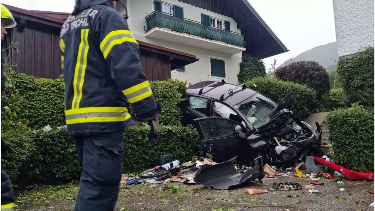 Auto gab von selbst Gas und landete in Hausmauer