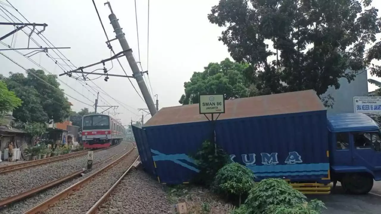 Perjalanan KRL Setop Sementara, Ada Truk Tabrak Tiang Listrik di Pondok Ranji