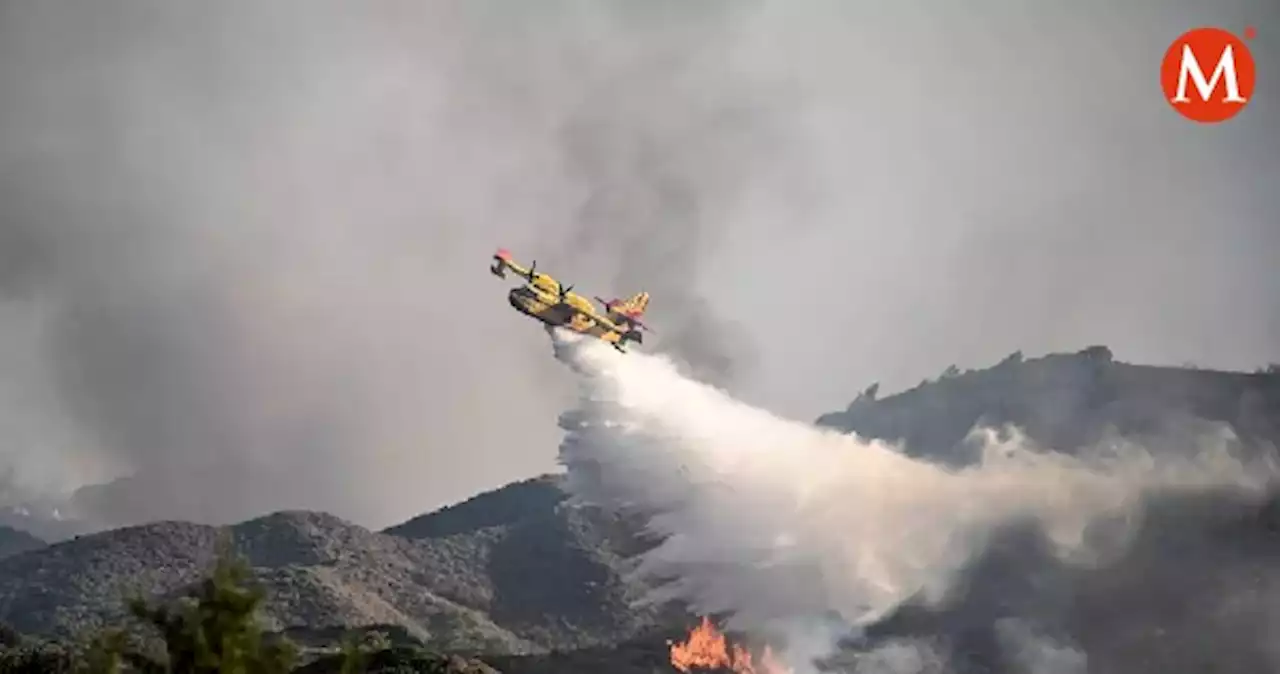 Avión se estrella mientras combatía incendio en Grecia | VIDEO