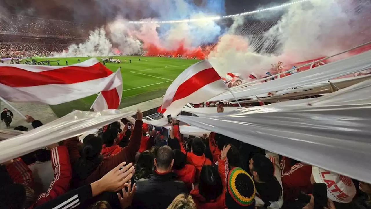 El viral más tierno del día: calma a su bebé con canciones de cancha